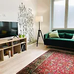 Elegante Appartamento In Tricolore